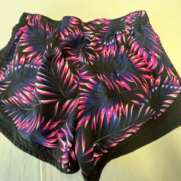 ATHLETIC WORKS TROPICAL LEAF PRINT SHORTS  PINK, BLACK & PURPLE. SIZE MED
(8-10) - Picture 1 of 10